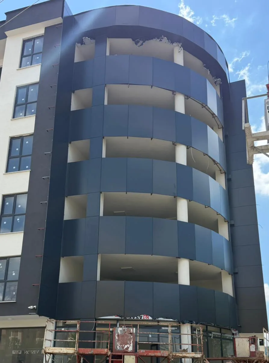 Aynı binanın dış cephesi ve balkon alınları tamamlanmış hali